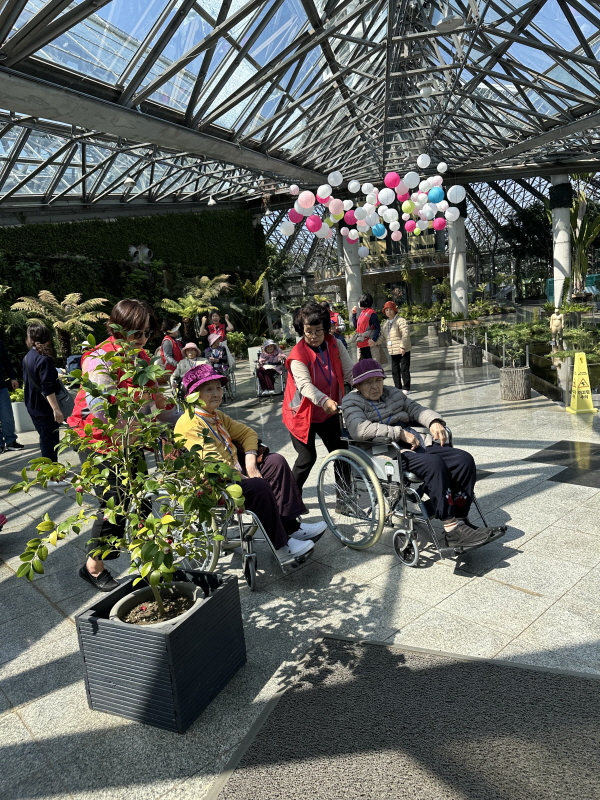 어르신들과 여미지식물원 관람하는 모습