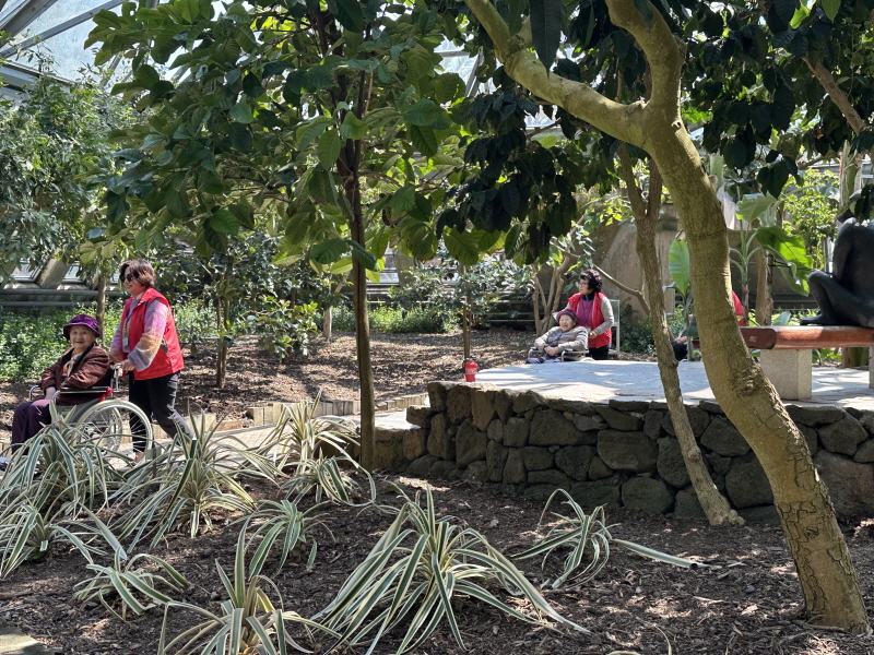 어르신들과 여미지식물원 관람하는 모습