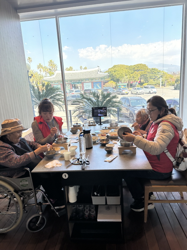 어르신들과 점심 식사하는 모습