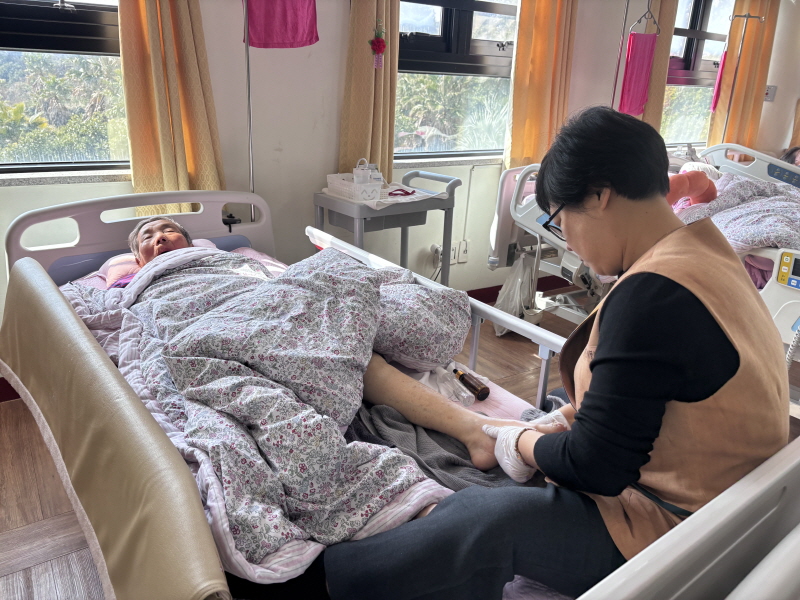 자원봉사자분들이 어르신들께 아로마 발마사지 하는 모습