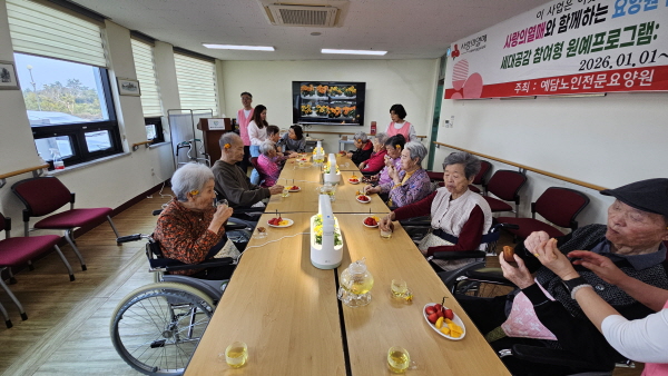 어르신들 꽃차 마시는 모습