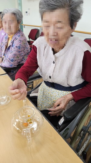 어르신들 꽃차 만드는 모습