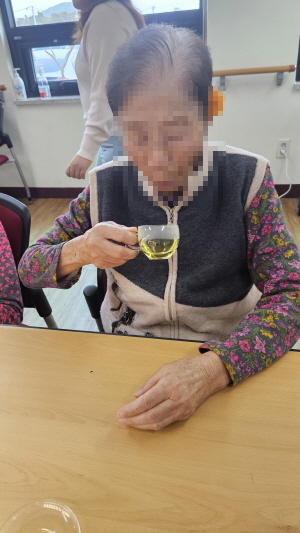 어르신들 꽃차 드시는 모습