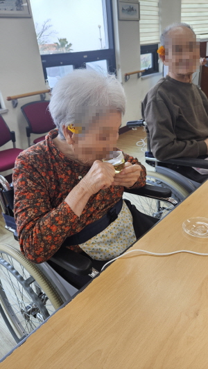 어르신들 꽃차 드시는 모습