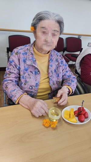 어르신들 꽃차 드시는 모습