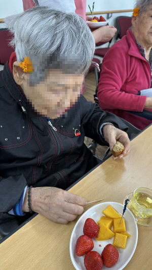 어르신들 꽃차 드시는 모습