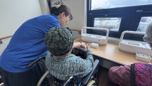 어르신이 수경 식물재배기에 씨앗 심는 모습