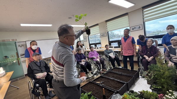 어르신들이 토양재배 설명듣는 모습