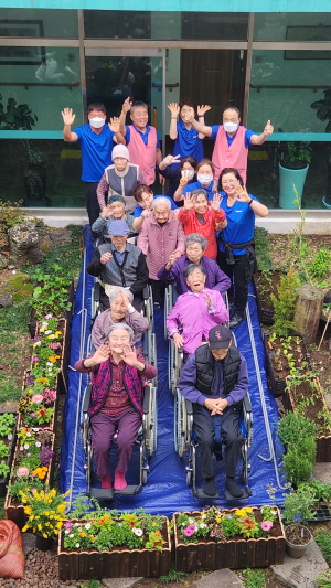 중정에서 어르신들과 선생님이 함께하는 모습