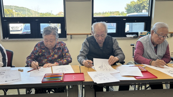 어르신들 미술활동하는 모습