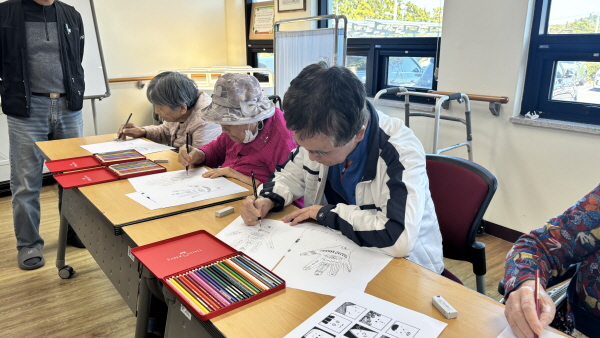 어르신들 미술활동하는 모습