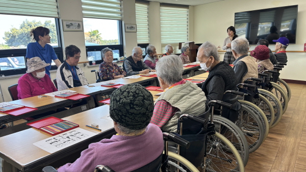 어르신들 미술활동하는 모습