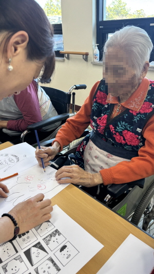 어르신들 미술활동하는 모습