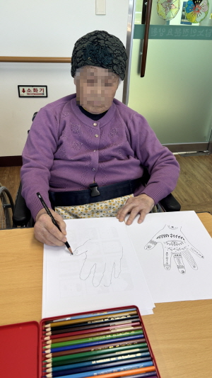 어르신들 미술활동하는 모습