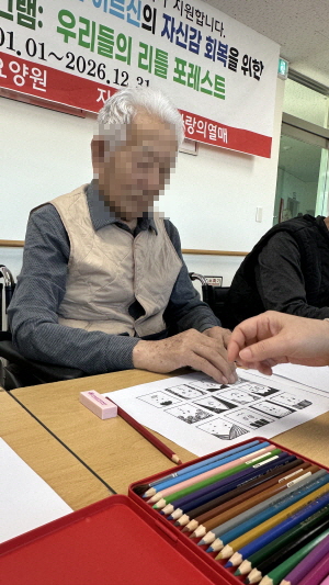 어르신들 미술활동하는 모습