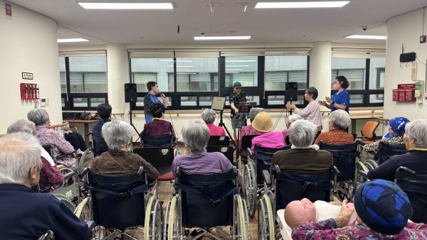 색소폰 공연 보시는 어르신들 모습