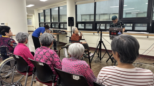 색소폰 공연 보시는 어르신들 모습