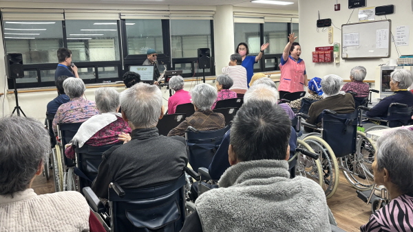 색소폰 공연 보시는 어르신들 모습