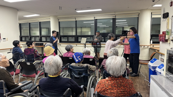 색소폰 공연 보시는 어르신들 모습