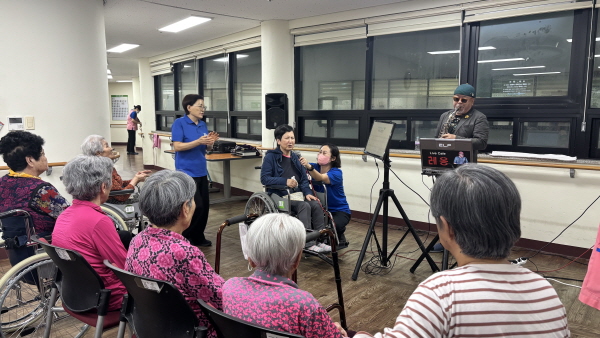 색소폰 공연보시는 어르신들 모습