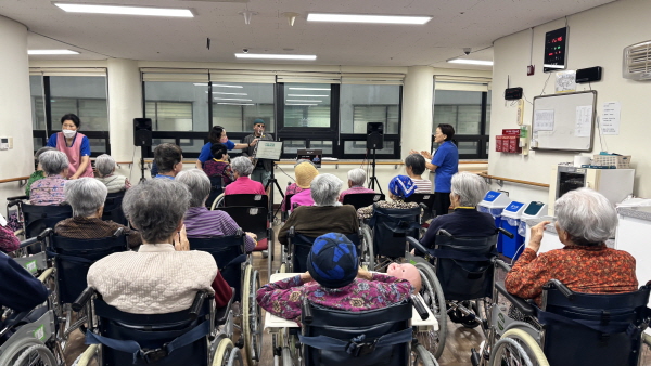 색소폰 공연 보시는 어르신들 모습