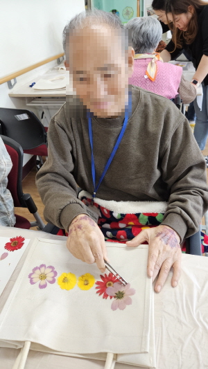 압화에코백 만드는 어르신 모습