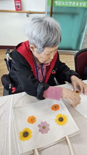 압화에코백 만드는 어르신 모습