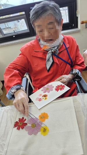 압화에코백 만드는 어르신 모습