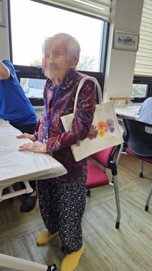 어르신이 만든 압화에코백 드신 모습