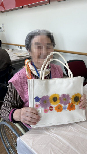 어르신이 만든 압화에코백 드신 모습
