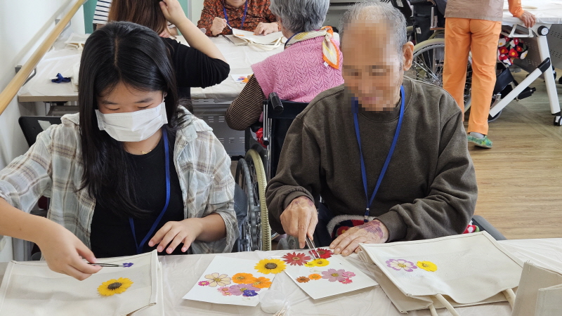 어르신과 학생이 함께 압화에코백 만드시는 모습