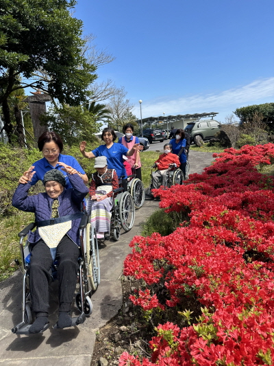 어르신들과 산책하는 모습
