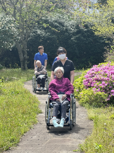 어르신들과 산책하는 모습