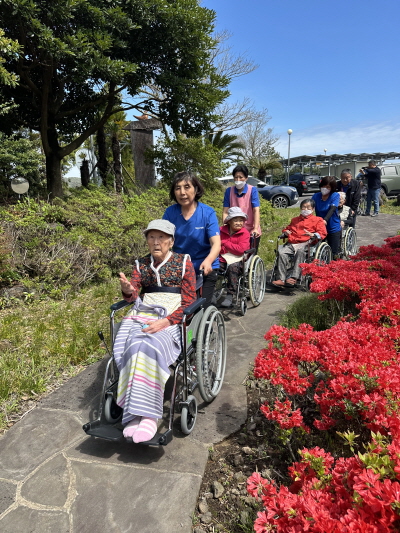 어르신들과 산책하는 모습