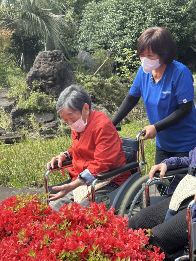 어르신들과 산책하는 모습