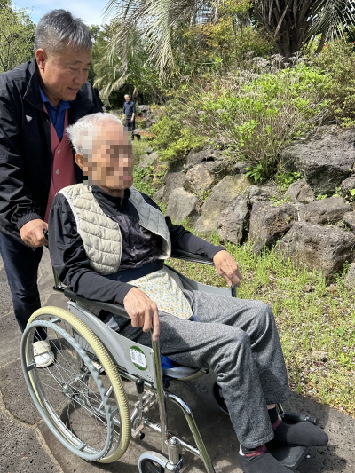 어르신들과 산책하는 모습