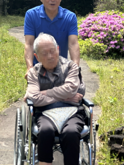 어르신들과 산책하는 모습