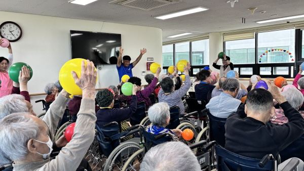 풍선으로 체조하는 어르신들 모습