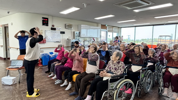 손가락으로 머리 두드리는 어르신 모습