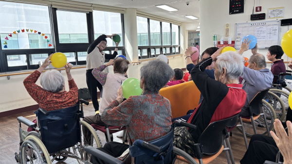 어르신들이 풍선으로 체조하는 모습