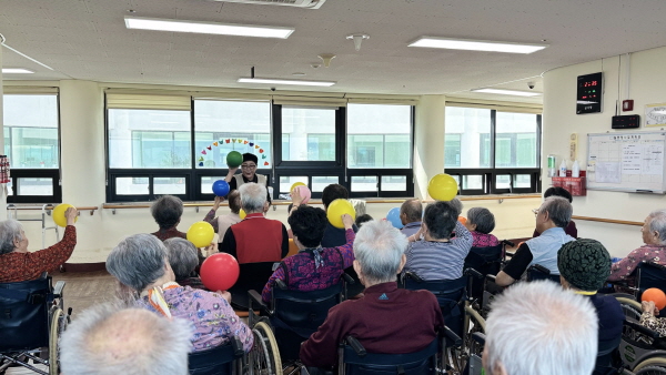 어르신들이 풍선으로 체조하는 모습