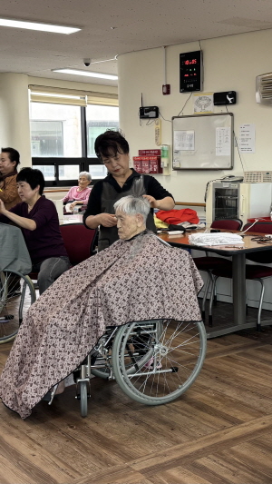 어르신들 이미용서비스 받는 모습