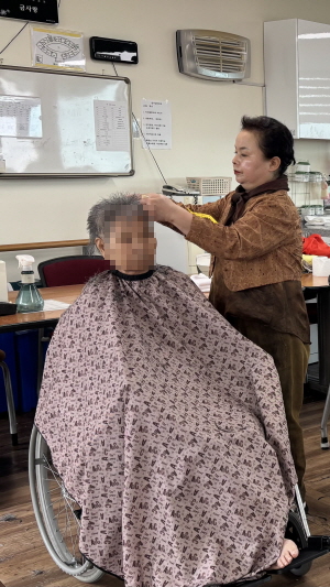 어르신들 이미용서비스 받는 모습