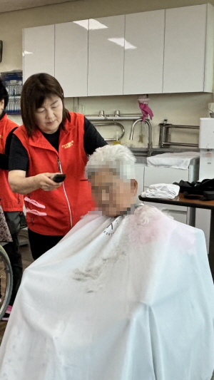 어르신들 이미용서비스 받는 모습