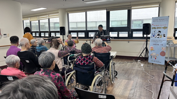 색소폰연주에 맞춰 노래부르시는 어르신 모습