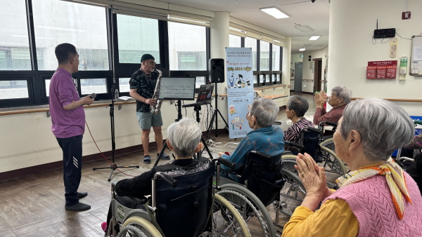 색소폰연주에 맞춰 노래부르시는 어르신 모습