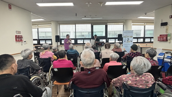 색소폰연주에 맞춰 노래부르시는 어르신 모습