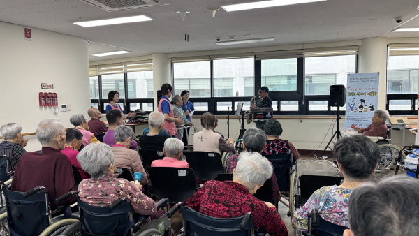 색소폰연주에 맞춰 노래부르시는 어르신 모습