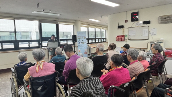 색소폰 공연 보시는 어르신들 모습