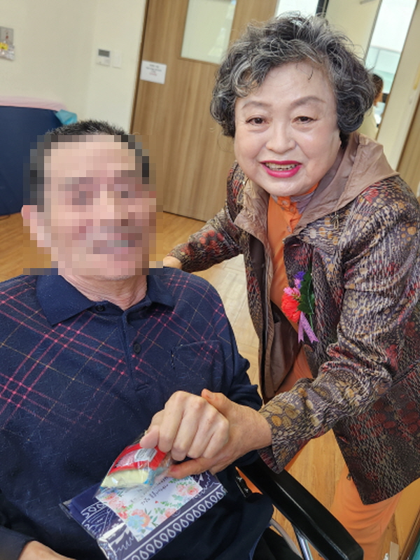 카네이션과 선물 전달하는 모습